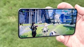 Persona jugando a un juego móvil en un smartphone Samsung Galaxy S25