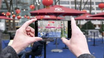 Persona grabando video en 4K con el smartphone Samsung Galaxy S25 Ultra