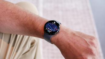 Nahaufnahme einer Google Pixel Watch 4 am Handgelenk einer Person mit sichtbarem Smartwatch-Display