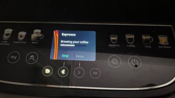 Barra de progreso de preparación de café mostrada en la cafetera espresso De'Longhi Magnifica Evo Next