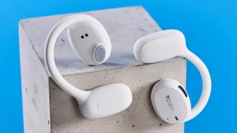 Tozo OpenEgo Open-Ear Wireless-Kopfhörer vor blauem Hintergrund