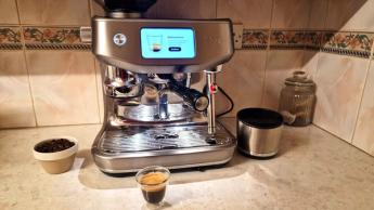 Máquina de espresso Breville Oracle Jet sendo avaliada em uma bancada
