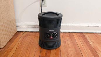 Calefactor Honeywell de 360 grados colocado sobre un suelo de madera