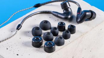 Sennheiser IE 200 kabelgebundene In-Ear-Kopfhörer im schwarz-silbernen Design vor weißem Hintergrund