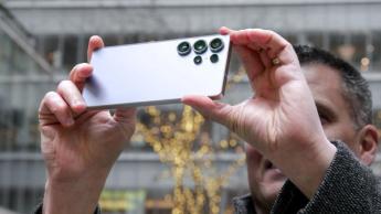 Persona sacando una foto con el smartphone Samsung Galaxy S25 Ultra