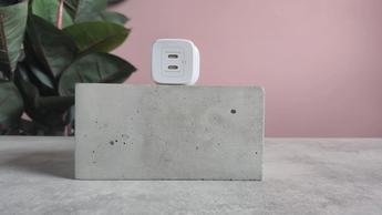 Nærbillede af USB-C-porte på Belkin BoostCharge Pro GaN dobbelt vægoplader 45W