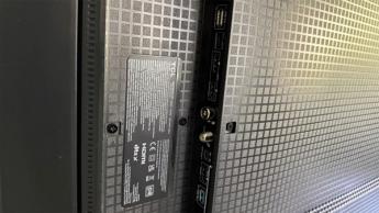 Вид сзади телевизора TCL C6KS диагональю 50 дюймов с разъёмами HDMI и аудио