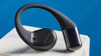 Jlab Epic Open Sport Open-Ear-Kopfhörer in Schwarz auf einer blauen Oberfläche