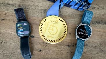 Garmin Fenix 8 und Apple Watch Ultra 2 neben einer Medaille vom London Marathon