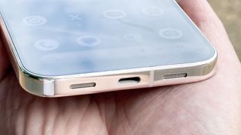 Tampilan dekat port pengisian USB-C dan speaker stereo pada Google Pixel 10 Pro XL
