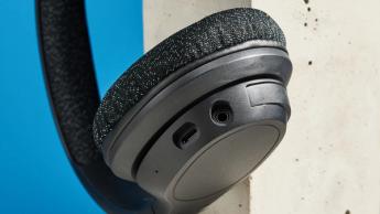 Ein schwarzes Belkin SoundForm Adapt kabelloses Headset vor weißem Hintergrund