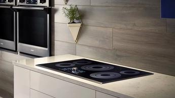 Parrilla eléctrica Samsung NZ36K7570RG con controles táctiles y cinco quemadores