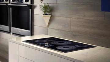 Parrilla eléctrica Samsung NZ36K7570RG con controles táctiles y cinco quemadores