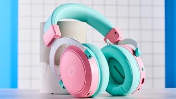 Ett rosa och turkost Cooler Master CH351 trådlöst gaming-headset på display