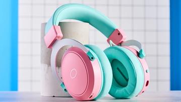 Ett rosa och turkost Cooler Master CH351 trådlöst gaming-headset på display