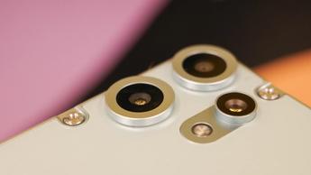 Bagside af CMF Phone 2 Pro i lysegrøn med synlige skruer og to kameraer