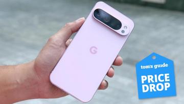 Pixel 9 Pro XL-smartphone holdt i hånden med et prisnedsættelses-banner
