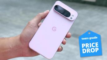 Pixel 9 Pro XL-smartphone holdt i hånden med et prisnedsættelses-banner