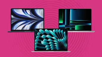 세 대의 애플 맥북이 분홍색 배경 위에 전시되어 있습니다