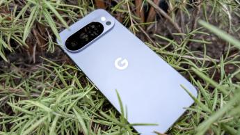 Foto ulasan smartphone Google Pixel 10 Pro edisi moonstone