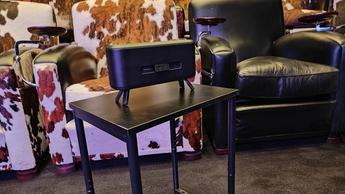 Сателлит-колонка Nebula на чёрном столе