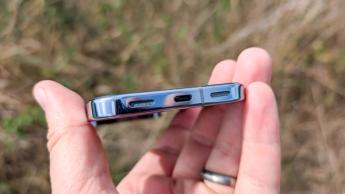 Google Pixel 10 Pro warna moonstone ditampilkan dalam ulasan langsung