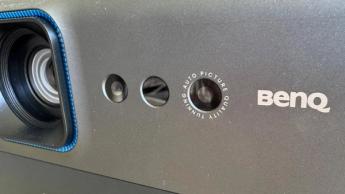 Крупный план передней панели домашнего проектора BenQ GP520 с логотипом BenQ