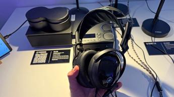 Yamaha YH-C300 hovedtelefoner holdt i en mands hånd på High End Munich 2025 lydmesse