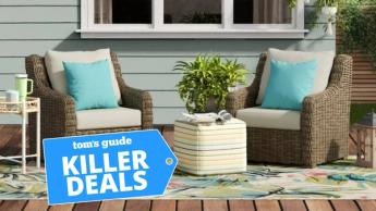 Juego de muebles cómodos para patio exterior en una terraza