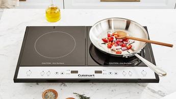 Placa de inducción doble Cuisinart ICT-60 en uso sobre una encimera de cocina