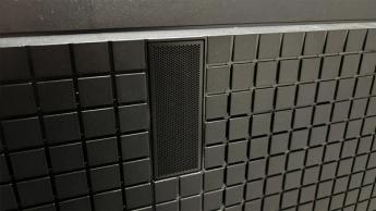 Вид сзади телевизора Sony Bravia 9 Mini LED с акцентом на уникальный вафельный рисунок задней панели