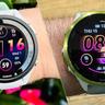 Foto close-up Garmin Forerunner 265 dan Garmin Forerunner 570 yang diletakkan berdampingan