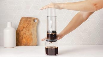 Cafeteira AeroPress Clear XL com design transparente