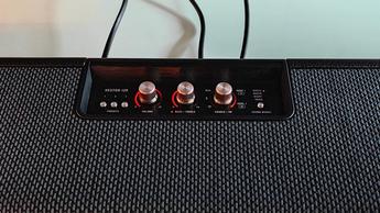 Саундбар Marshall Heston 120 на современной тумбе под телевизор