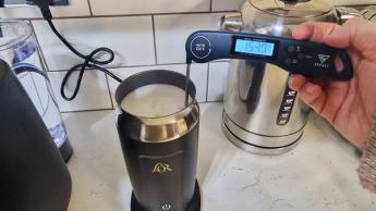 Máquina de café L'OR Barista System em uma bancada de cozinha