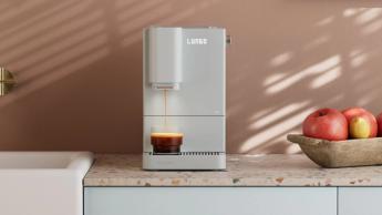 La macchina per espresso Terra Kaffe Demi su un piano di cucina moderno