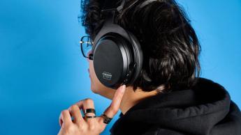 Ett svart Cherry XTRFY H3 gaming-headset med vadderade öronkåpor