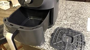 Freidora de aire Toshiba de 7.7 cuartos con cajón abierto y rejilla para asar