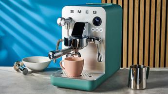A máquina de café expresso manual Smeg EMC02 Mini Pro na cor verde jade, compacta e elegante para preparo em casa