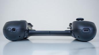 Sidovy av Backbone Pro-kontrollen som visar USB-C-port, 3,5 mm hörlursuttag och Bluetooth-parningsknapp