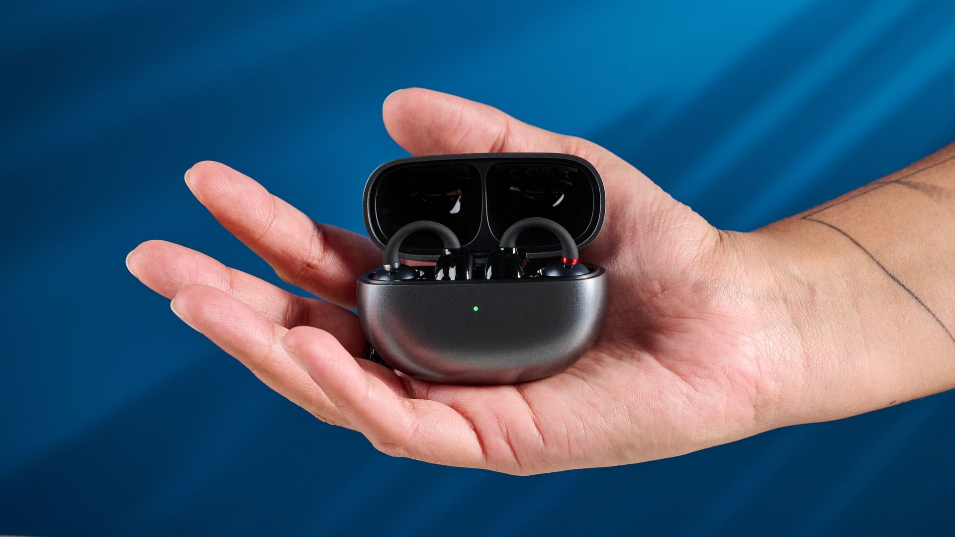 EarFun Clip Open-Earbuds vor blauem Hintergrund