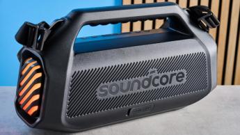 Die tragbare Soundcore Boom 2 Plus Boombox mit LED-Lichtern, schwarzem Mesh-Gehäuse, BassUp- und Lichteffekt-Tasten, Tragegriff und Schultergurt