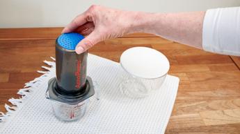 Accessorio per caffè freddo Puck Puck per estrazione a goccia su un bicchiere