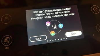 Cafetera De'Longhi Rivelia mostrando un horario programable en su pantalla
