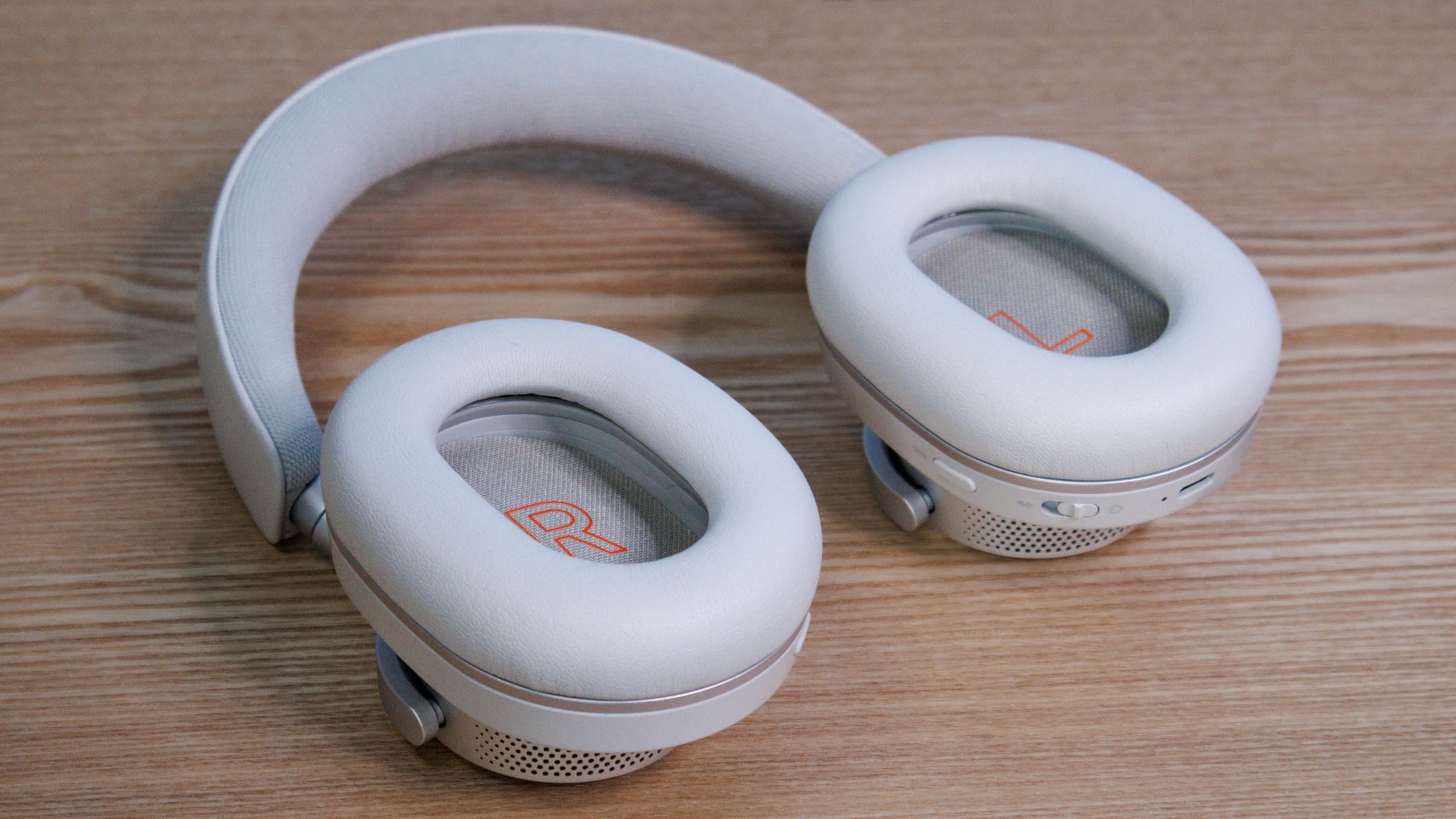 Kabellose Kopfhörer Cambridge Audio Melomania P100 SE auf einem Tisch