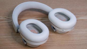 Kabellose Kopfhörer Cambridge Audio Melomania P100 SE auf einem Tisch