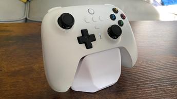 En vit 8BitDo Ultimate trådlös handkontroll som vilar på ett bord