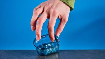 Ein Paar blaue kabellose Sony WF-C710N Ohrhörer auf dem Display