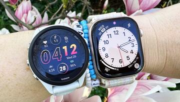 Garmin Forerunner 265 og Apple Watch 10 båret på en persons håndled