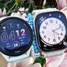 Relojes inteligentes Garmin Forerunner 265 y Apple Watch 10 en la muñeca de una persona